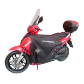Coprigambe Termoscud R200X, un coprigambe impermeabile con fodera termica. In uso su scooter. Di Tucano Urbano.
